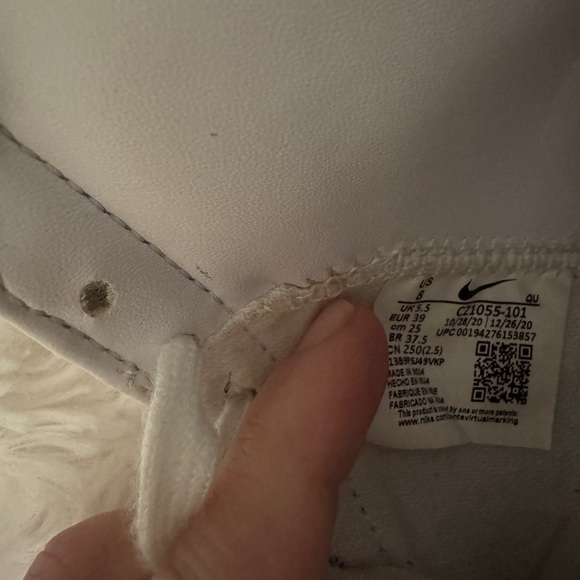 Nike White and Red High-Tops Blazers - Picture 6 of 8